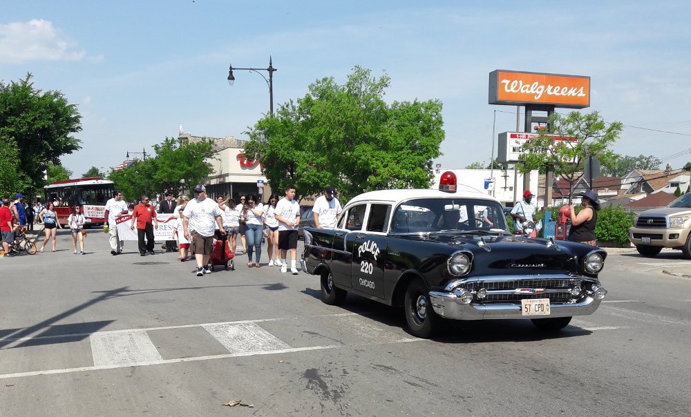 A vintage Chicago police car leads marchers at the start of the Memorial Day parade on May 28, 2018.